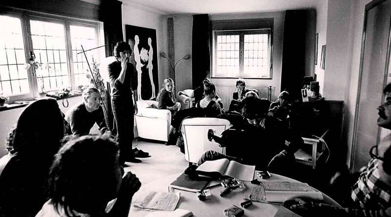 De Nieuwe Scène tijdens leesrepetitie - Arturo Corso (rechtstaand) en Dario Fo (zittend links) - © Marnix Poot
