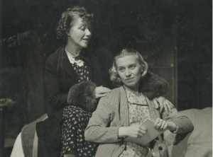 KNS-NT, 1952: Glazen Speelgoed (Tennessee Williams), regie Fred Engelen. Met Jenny Van Santvoort (Mrs. Wingfield) en (rechts) Tine Balder (Laura). © KNS-Archief in FelixArchief, Stad Antwerpen, nr. 10042 (Foto: Reusens)